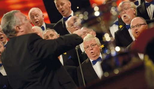 Côr meibion yn cystadlu yn yr Eisteddfod