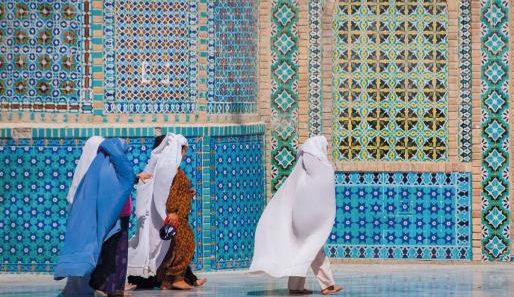 Merched sy'n gwisgo burqa ger Mosg Glas ym Mazar-e Sharif